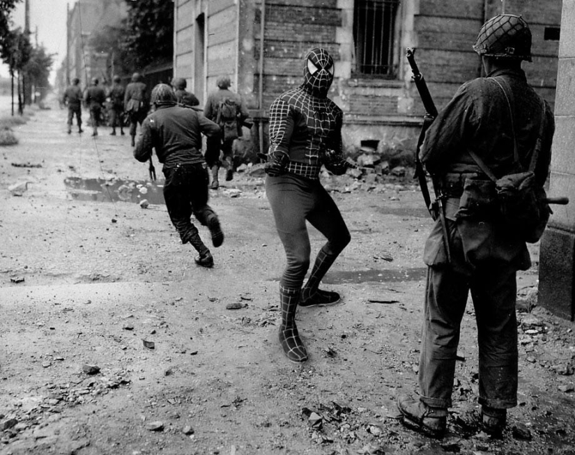 Las fotos históricas adquieren un nuevo significado si les agregas superhéroes