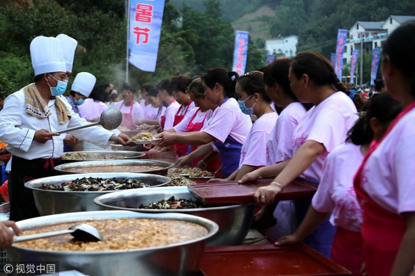 Las maravillas de la comida rápida china: cómo alimentar a 20 mil personas en un par de horas