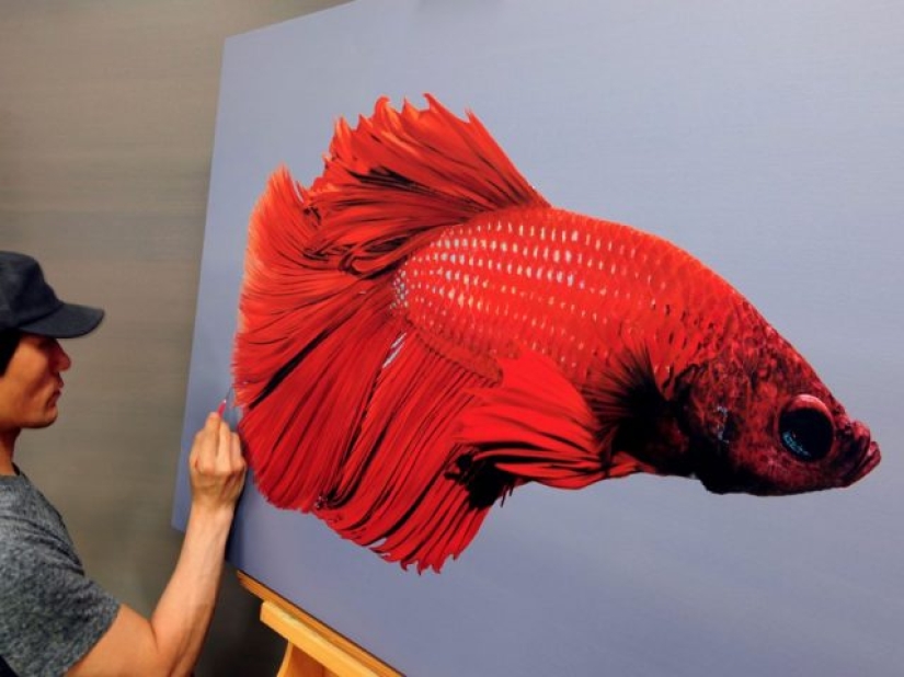 Las pinturas del artista son tan detalladas que parecen reales. Las pinturas del artista son tan detalladas que parecen reales.