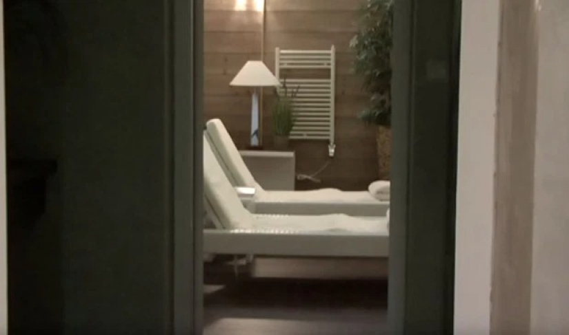 Let's take a look at the hotel where the monarch of Thailand is quarantined with a harem