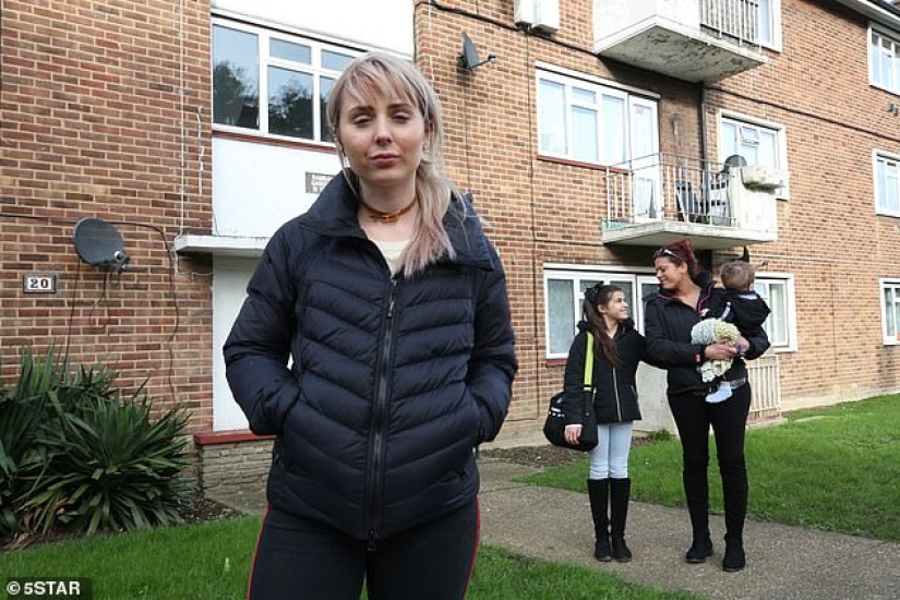 Lágrimas de diamante en los barrios pobres: la majorette estalló en lágrimas cuando ella y su pobre amiga fueron abordadas por dos gopnik