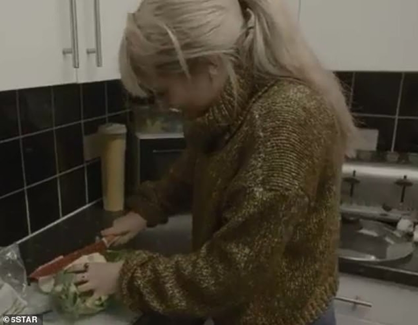 Lágrimas de diamante en los barrios pobres: la majorette estalló en lágrimas cuando ella y su pobre amiga fueron abordadas por dos gopnik