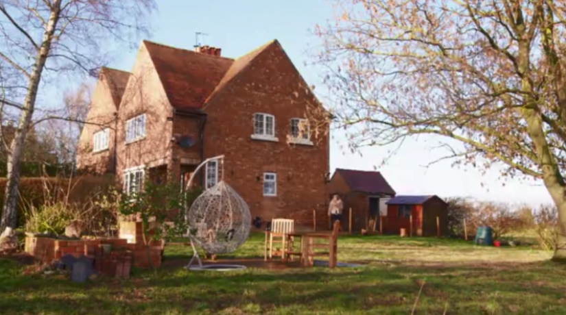 Lágrimas de diamante en los barrios pobres: la majorette estalló en lágrimas cuando ella y su pobre amiga fueron abordadas por dos gopnik