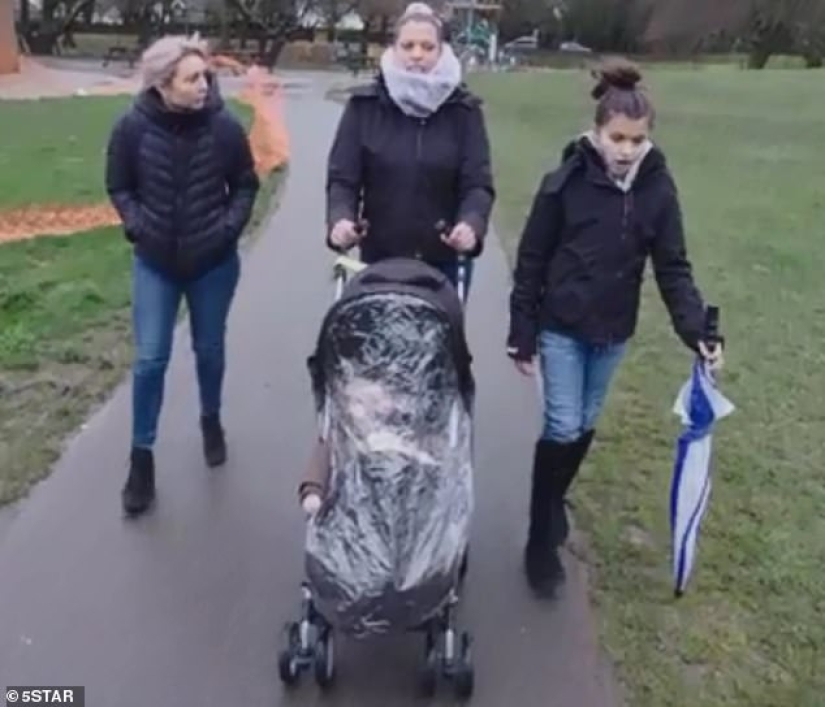 Lágrimas de diamante en los barrios pobres: la majorette estalló en lágrimas cuando ella y su pobre amiga fueron abordadas por dos gopnik