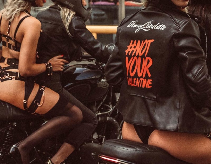 Libertad de estereotipos: bellezas desnudas calientes montaron alrededor de Sydney en bicicletas