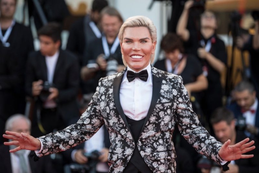"Living Ken" se dio cuenta de que era una Barbie y ahora iba a cambiar de género "Living Ken" se dio cuenta de que era una Barbie y ahora iba a cambiar de género