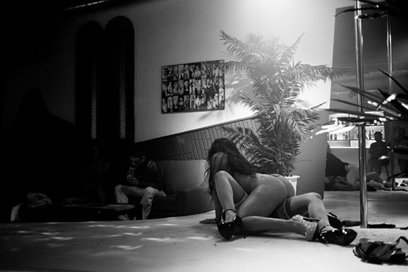 "Llámame Marta" : la historia de una estrella porno española en fotos