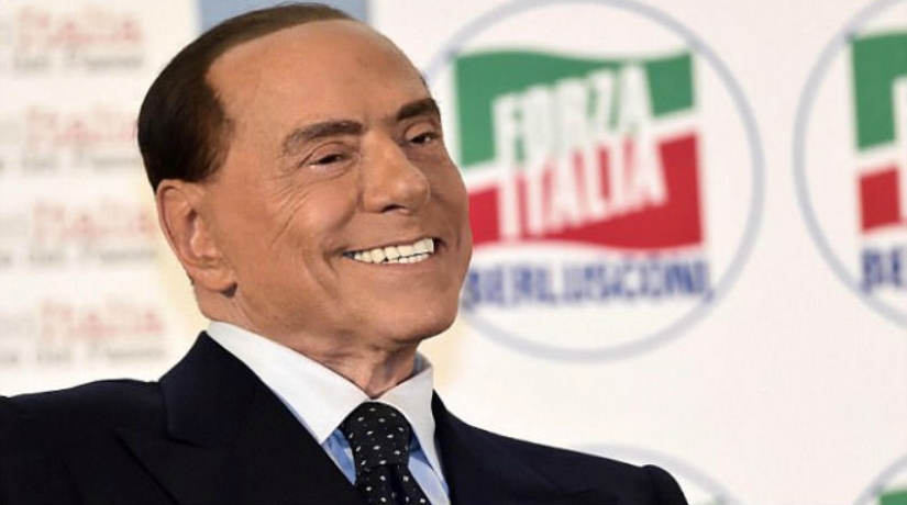 Lo ponen más bellamente en el ataúd: Silvio Berlusconi se ha convertido en una figura de cera Lo ponen más bellamente en el ataúd: Silvio Berlusconi se ha convertido en una figura de cera