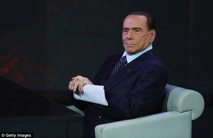 Lo ponen más bellamente en el ataúd: Silvio Berlusconi se ha convertido en una figura de cera