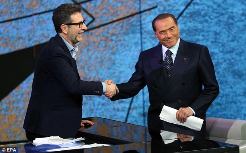 Lo ponen más bellamente en el ataúd: Silvio Berlusconi se ha convertido en una figura de cera