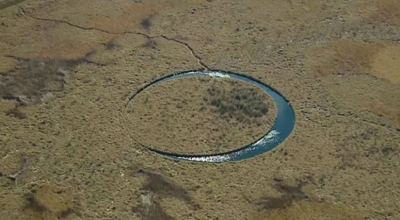 Locals say an ancient deity lives there: a perfectly round lake with a floating island excites the minds of scientists Locals say an ancient deity lives there: a perfectly round lake with a floating island excites the minds of scientists