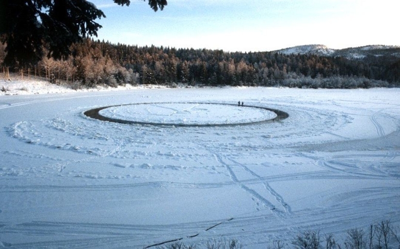 Locals say an ancient deity lives there: a perfectly round lake with a floating island excites the minds of scientists Locals say an ancient deity lives there: a perfectly round lake with a floating island excites the minds of scientists