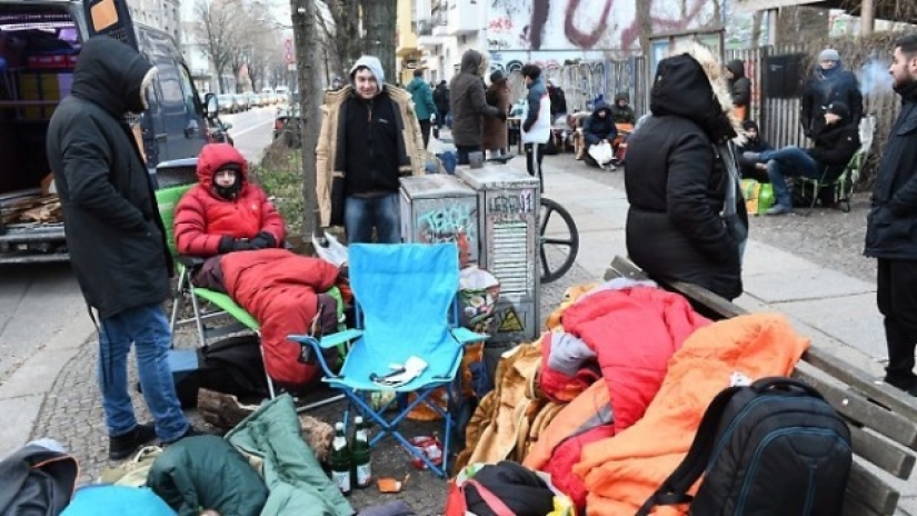 Los berlineses se alinearon para las zapatillas con una tarjeta de viaje incorporada