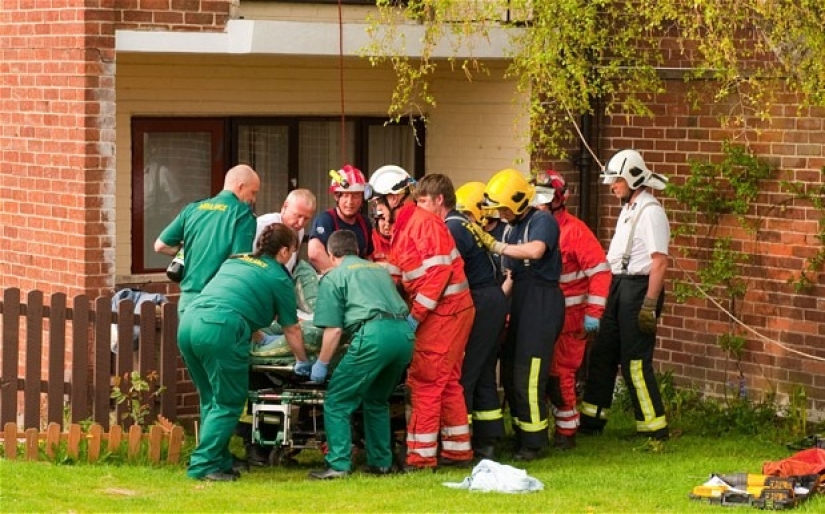 Los bomberos británicos tienen que liberar a las personas gordas de sus hogares tres veces al día