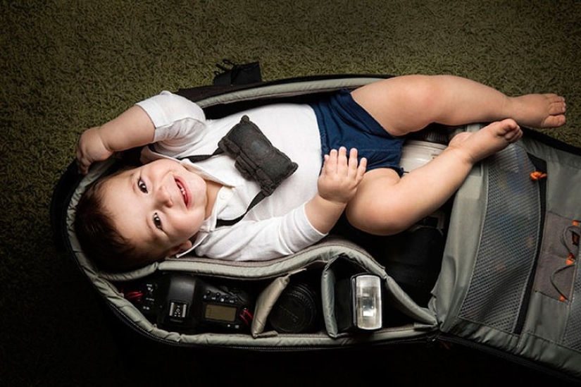 Los fotógrafos toman fotos de sus pequeños hijos en bolsas de fotos