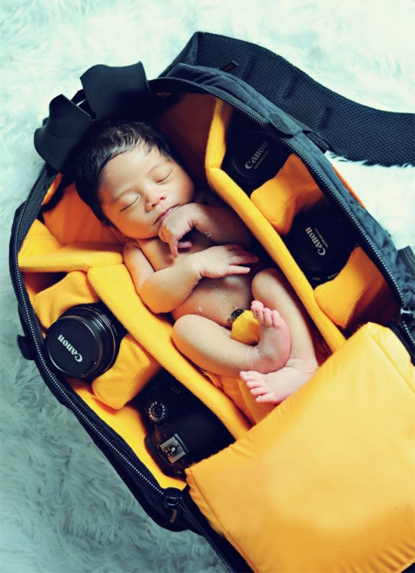 Los fotógrafos toman fotos de sus pequeños hijos en bolsas de fotos