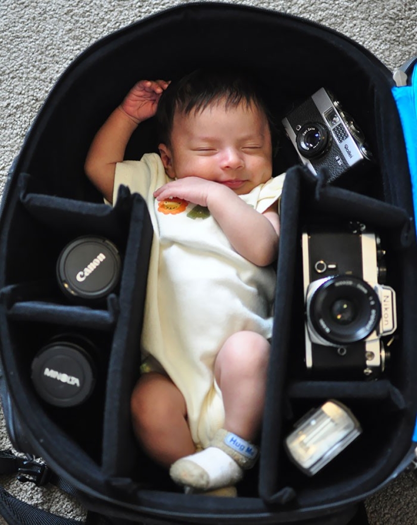 Los fotógrafos toman fotos de sus pequeños hijos en bolsas de fotos