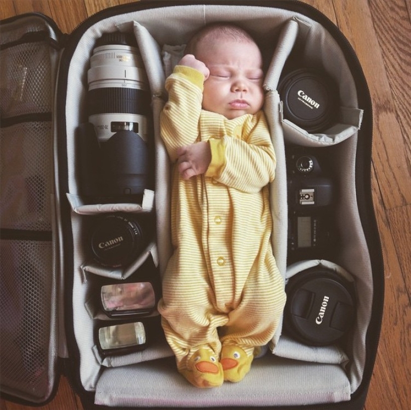 Los fotógrafos toman fotos de sus pequeños hijos en bolsas de fotos
