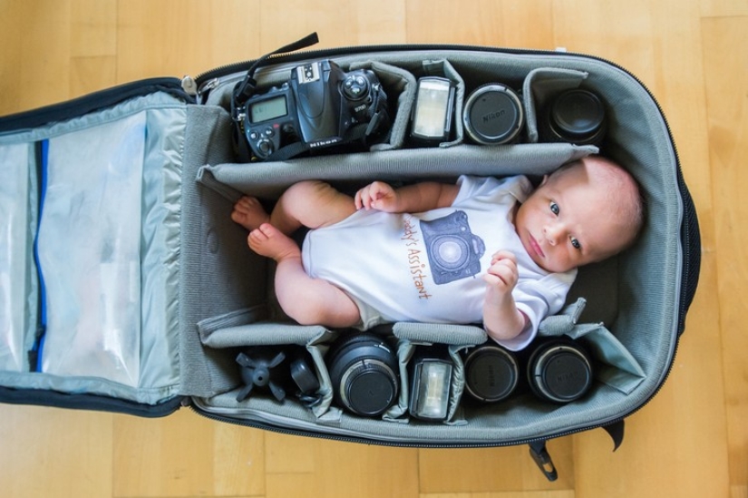 Los fotógrafos toman fotos de sus pequeños hijos en bolsas de fotos