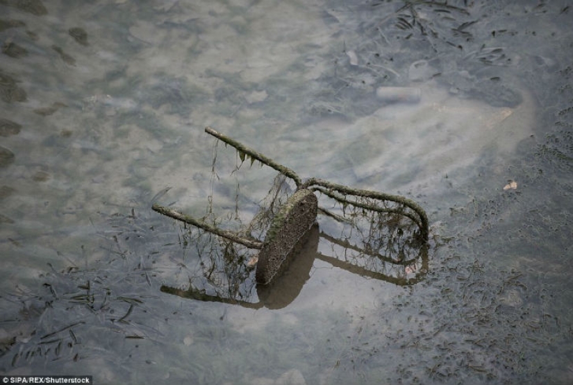 Los franceses drenaron uno de los canales parisinos y encontraron tesoros enteros en el fondo