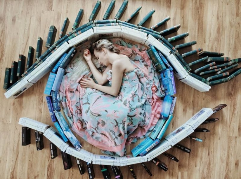 Los libros como arte: una niña realiza coloridas instalaciones de su biblioteca