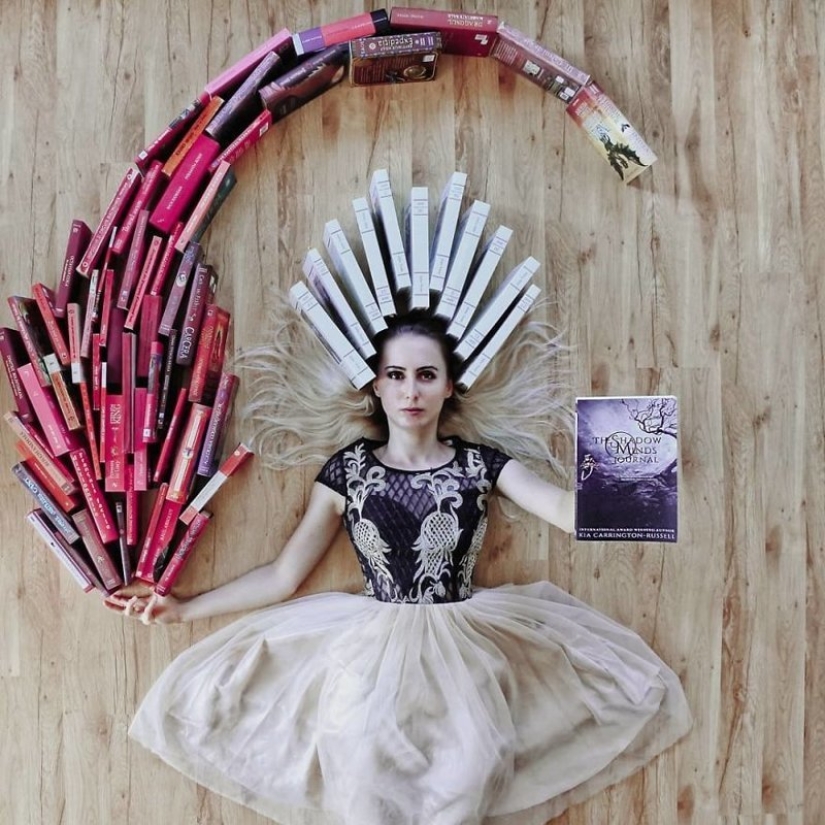 Los libros como arte: una niña realiza coloridas instalaciones de su biblioteca