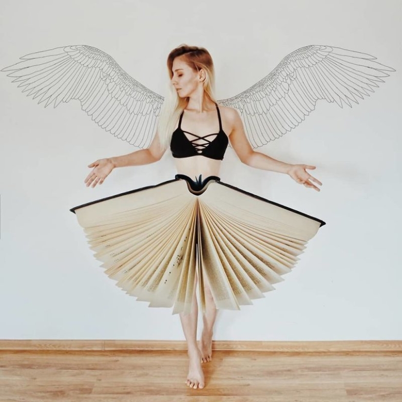 Los libros como arte: una niña realiza coloridas instalaciones de su biblioteca