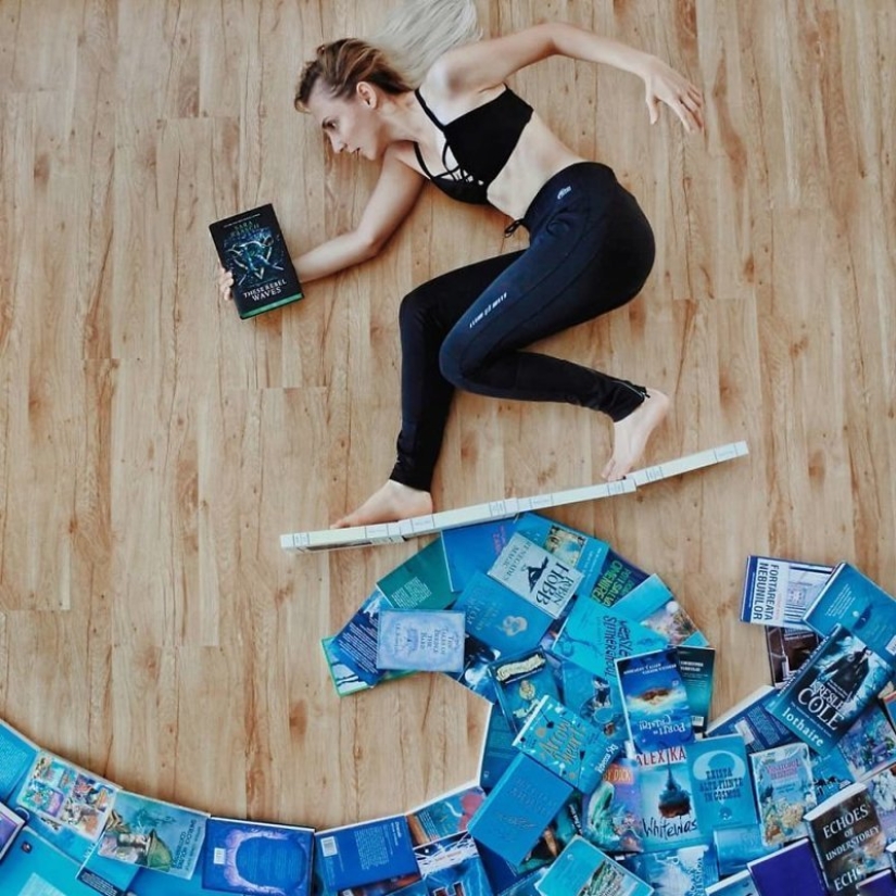 Los libros como arte: una niña realiza coloridas instalaciones de su biblioteca