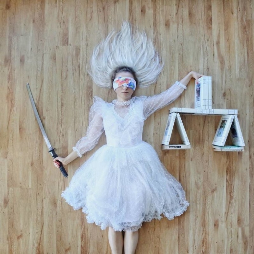 Los libros como arte: una niña realiza coloridas instalaciones de su biblioteca