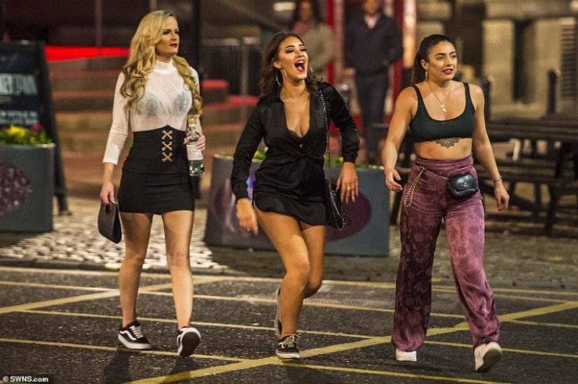 Los últimos románticos: amor, juventud y alcohol en las calles del Reino Unido en el día de San Valentín