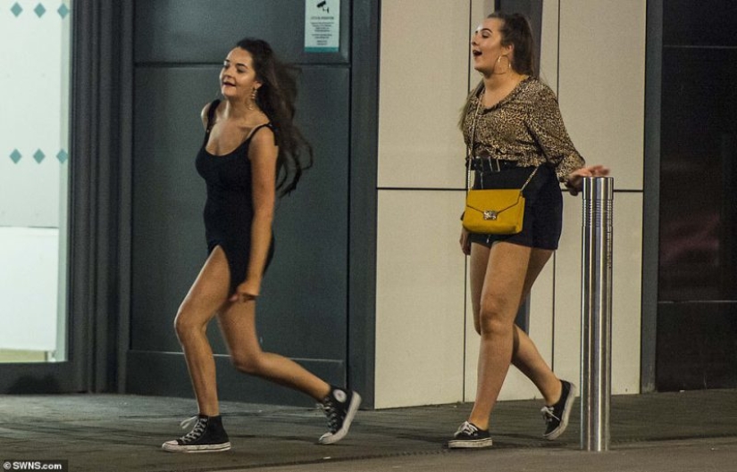 Los últimos románticos: amor, juventud y alcohol en las calles del Reino Unido en el día de San Valentín