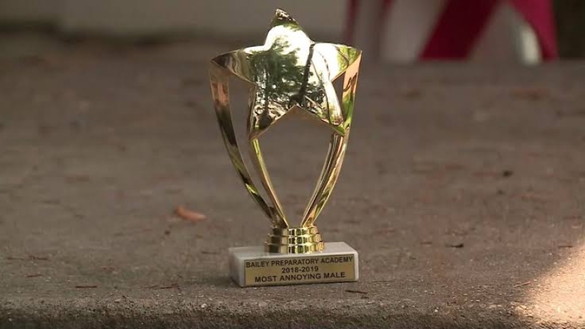 Los padres están indignados de que su hijo autista haya recibido el premio al "Niño más molesto" en la escuela