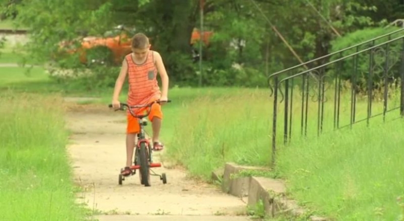Los padres están indignados de que su hijo autista haya recibido el premio al "Niño más molesto" en la escuela Los padres están indignados de que su hijo autista haya recibido el premio al "Niño más molesto" en la escuela