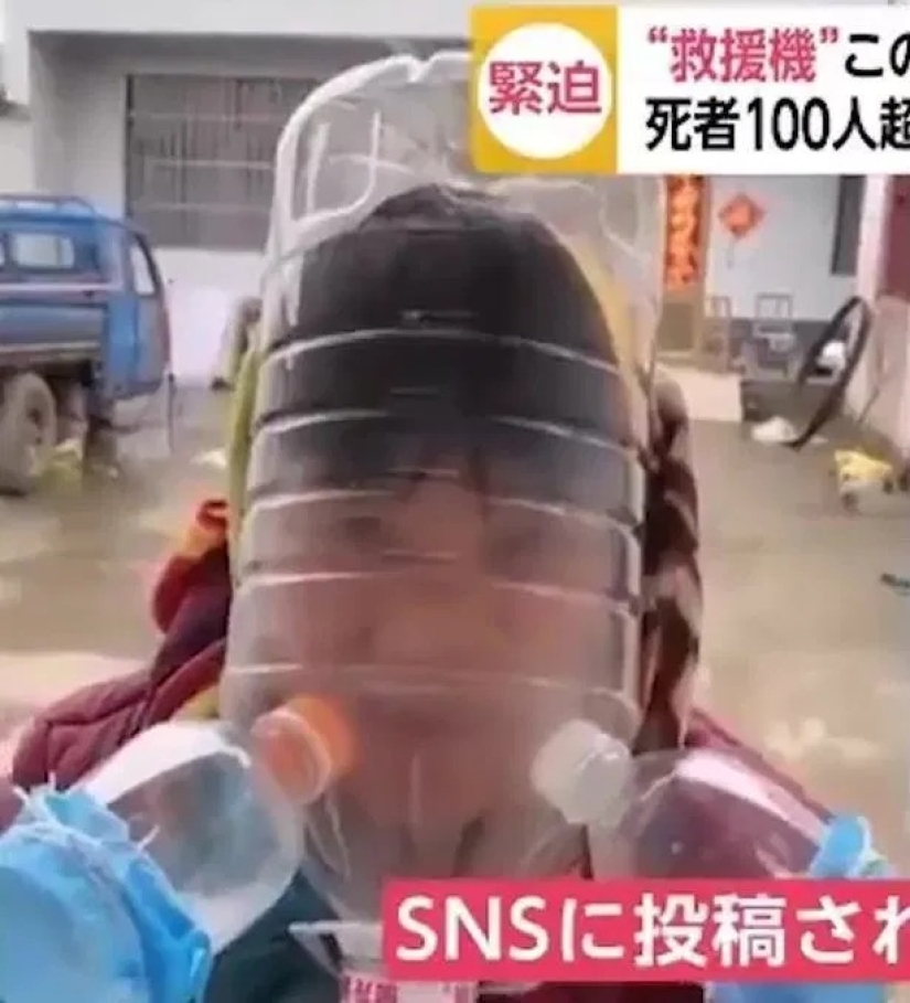 Los pasajeros asustados se ponen bolsas y botellas de plástico en la cabeza para protegerse del coronavirus Los pasajeros asustados se ponen bolsas y botellas de plástico en la cabeza para protegerse del coronavirus