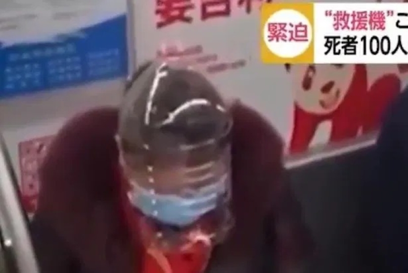 Los pasajeros asustados se ponen bolsas y botellas de plástico en la cabeza para protegerse del coronavirus Los pasajeros asustados se ponen bolsas y botellas de plástico en la cabeza para protegerse del coronavirus