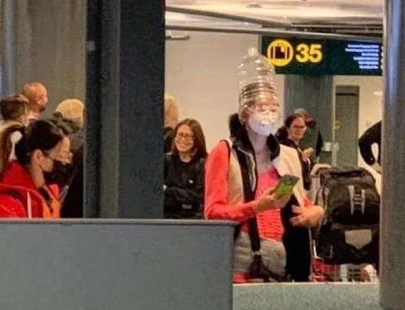 Los pasajeros asustados se ponen bolsas y botellas de plástico en la cabeza para protegerse del coronavirus Los pasajeros asustados se ponen bolsas y botellas de plástico en la cabeza para protegerse del coronavirus