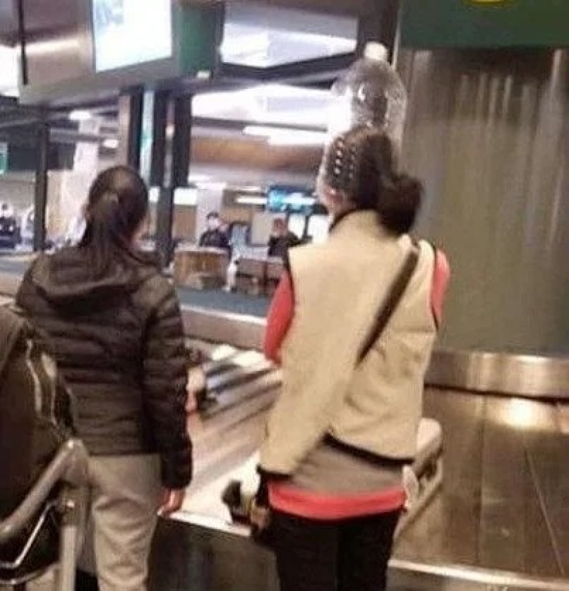 Los pasajeros asustados se ponen bolsas y botellas de plástico en la cabeza para protegerse del coronavirus Los pasajeros asustados se ponen bolsas y botellas de plástico en la cabeza para protegerse del coronavirus