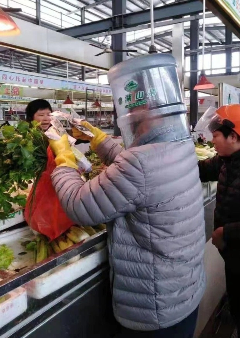 Los pasajeros asustados se ponen bolsas y botellas de plástico en la cabeza para protegerse del coronavirus Los pasajeros asustados se ponen bolsas y botellas de plástico en la cabeza para protegerse del coronavirus