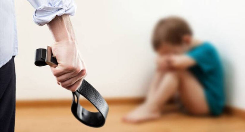 Los usuarios de Twitter contaron qué y cómo sus padres los golpearon en la infancia