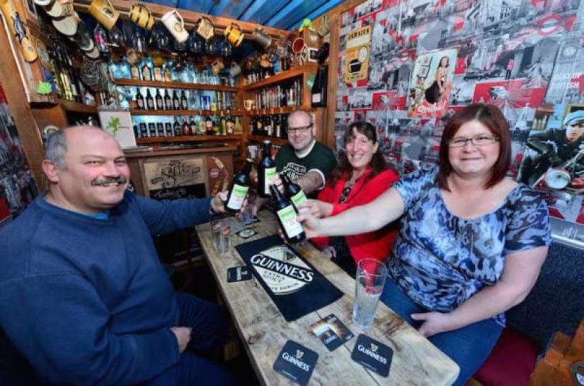 Los vecinos construyeron su propio pub en el estrecho espacio entre las casas Los vecinos construyeron su propio pub en el estrecho espacio entre las casas