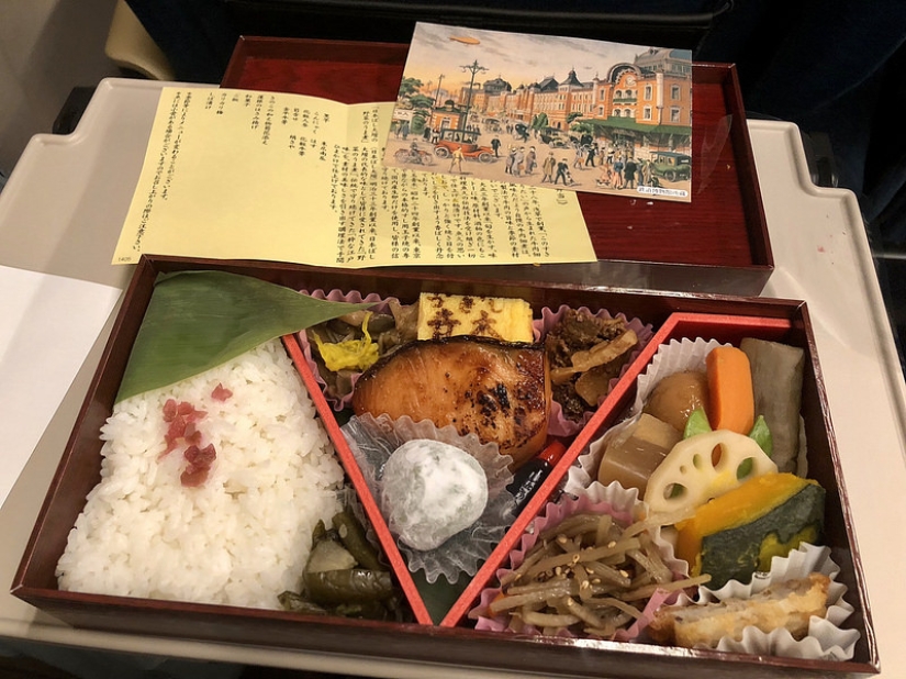 Lotus root, burdock appetizer and omelet with hieroglyphs: what they feed at the train station in Tokyo Lotus root, burdock appetizer and omelet with hieroglyphs: what they feed at the train station in Tokyo