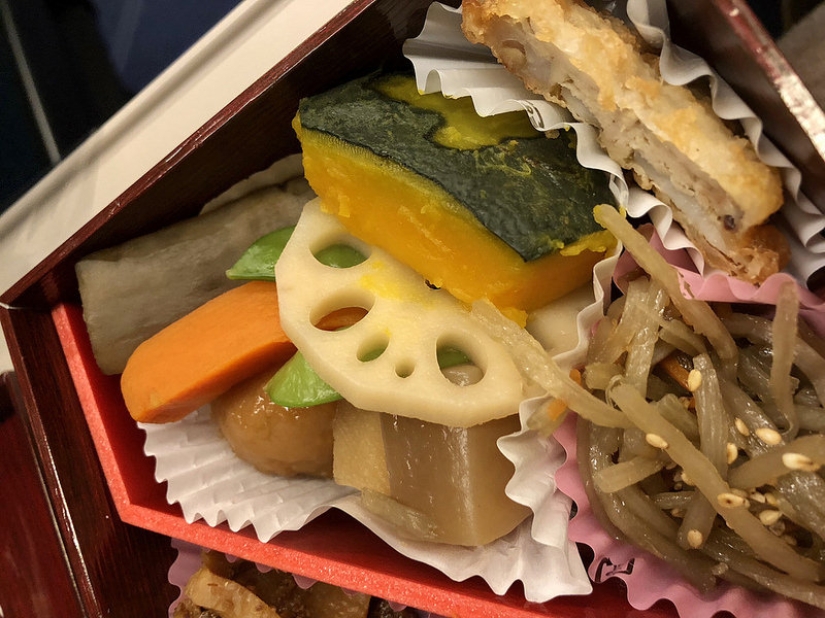 Lotus root, burdock appetizer and omelet with hieroglyphs: what they feed at the train station in Tokyo Lotus root, burdock appetizer and omelet with hieroglyphs: what they feed at the train station in Tokyo