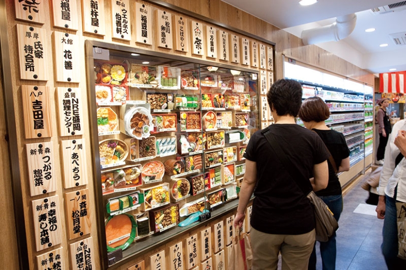 Lotus root, burdock appetizer and omelet with hieroglyphs: what they feed at the train station in Tokyo Lotus root, burdock appetizer and omelet with hieroglyphs: what they feed at the train station in Tokyo