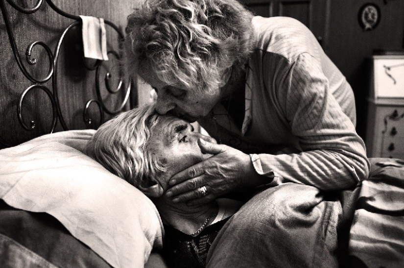 "Love is stronger than disease": a photo project about how an elderly couple struggled with Alzheimer's disease