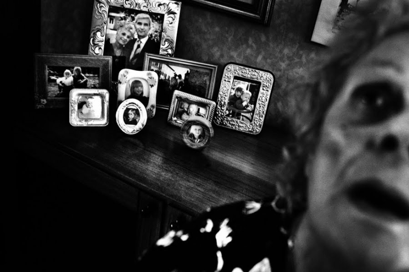 "Love is stronger than disease": a photo project about how an elderly couple struggled with Alzheimer's disease