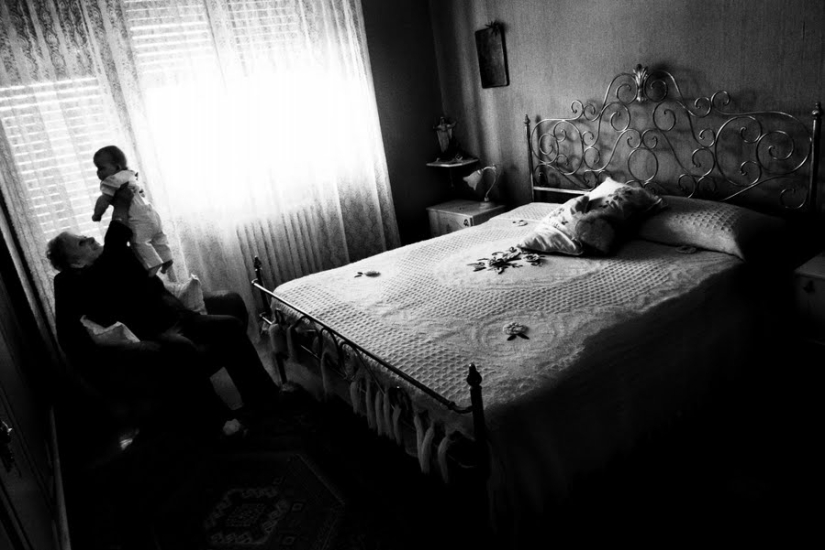 "Love is stronger than disease": a photo project about how an elderly couple struggled with Alzheimer's disease