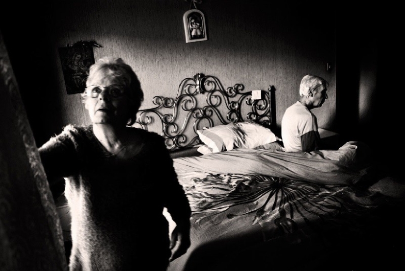 "Love is stronger than disease": a photo project about how an elderly couple struggled with Alzheimer's disease