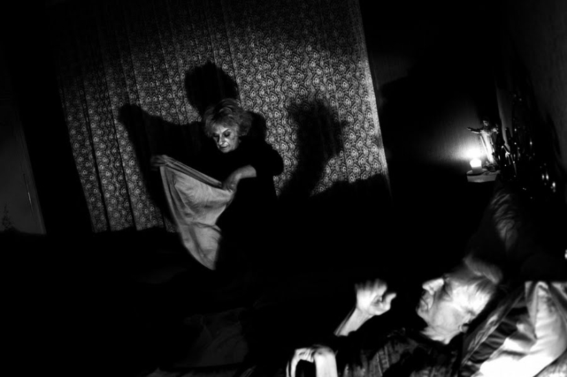 "Love is stronger than disease": a photo project about how an elderly couple struggled with Alzheimer's disease