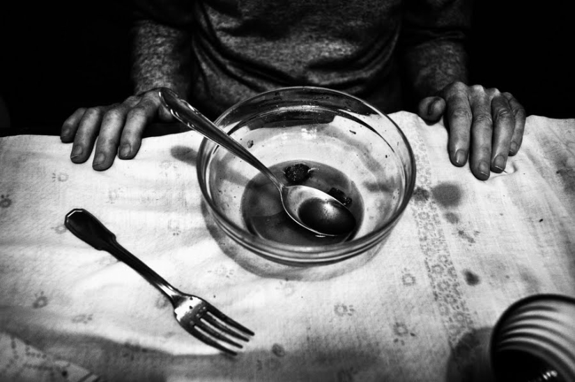 "Love is stronger than disease": a photo project about how an elderly couple struggled with Alzheimer's disease