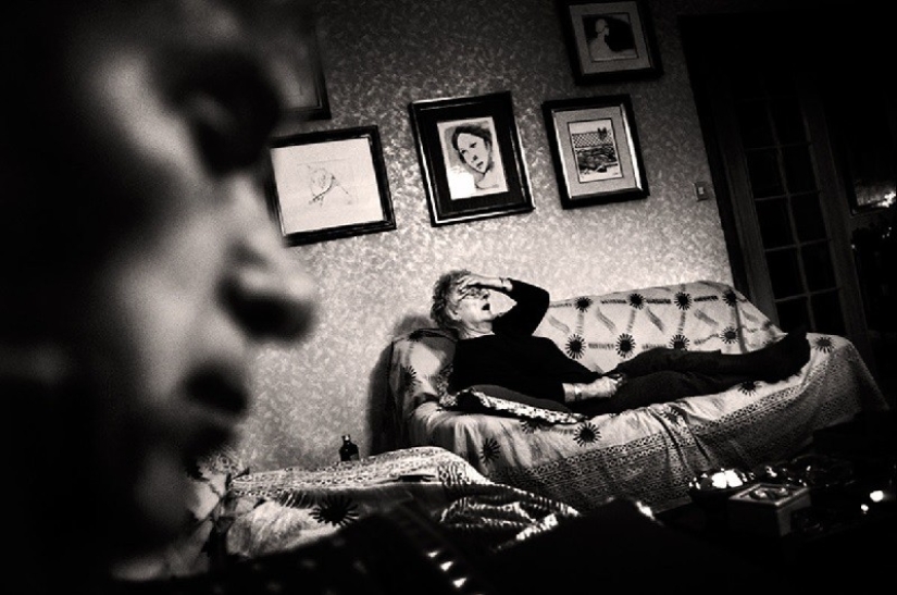 "Love is stronger than disease": a photo project about how an elderly couple struggled with Alzheimer's disease